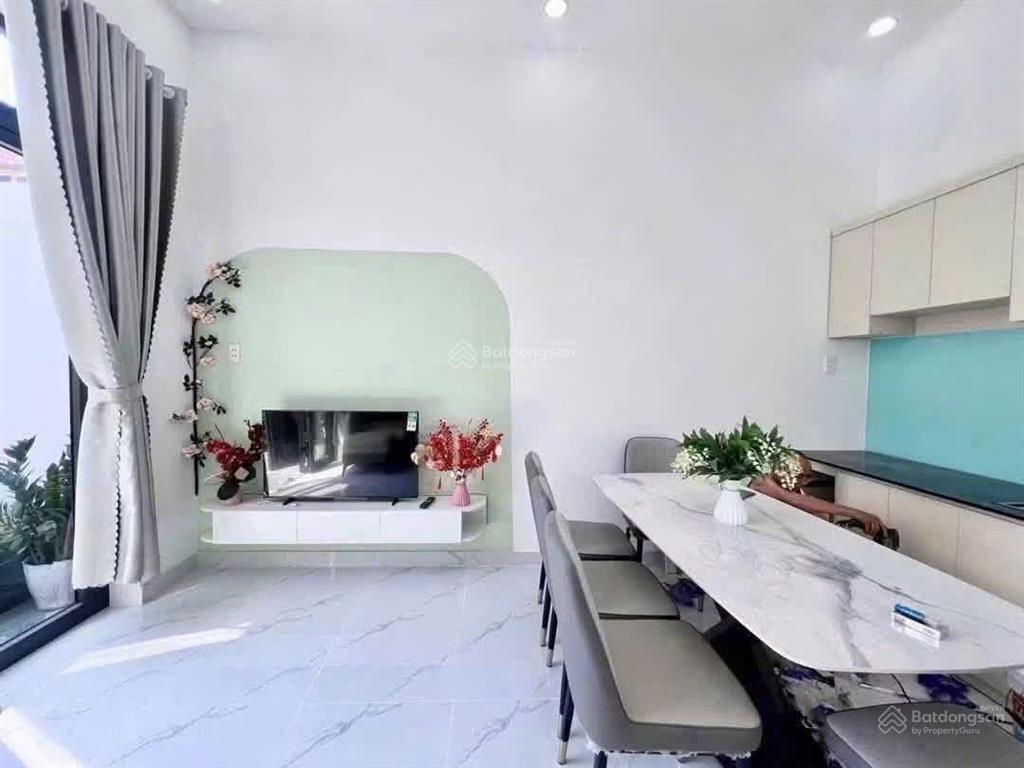 Chỉ 3.3 tỷ cho 108m2 nhà phố mới tinh, nội thất đầy đủ, hẻm ô tô, sổ hồng trao tay. chợ thới tứ