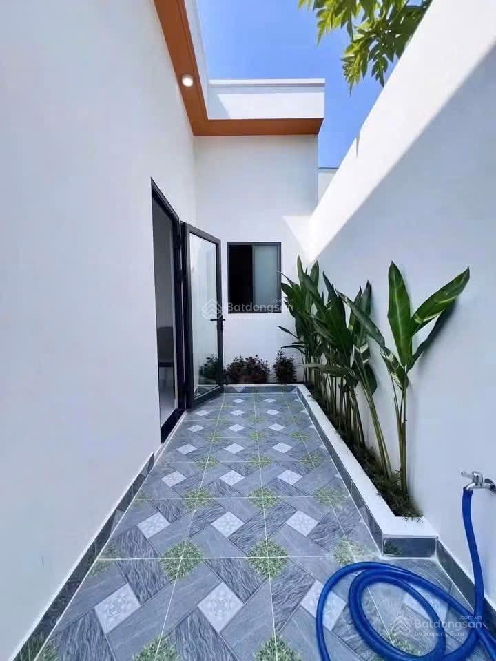 Chỉ 3.3 tỷ cho 108m2 nhà phố mới tinh, nội thất đầy đủ, hẻm ô tô, sổ hồng trao tay. chợ thới tứ