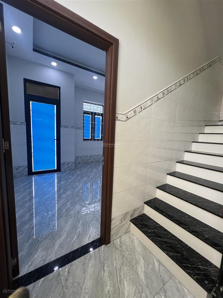 Giá 4 tỷ 49 bán nhà 3 tầng, 4pn ngay tân hiệp, thị trấn hóc môn. ngang gần 5m. sổ hồng riêng