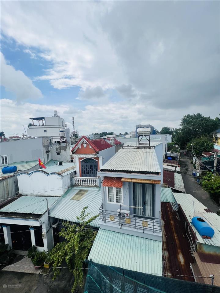 Giá 4 tỷ 49 bán nhà 3 tầng, 4pn ngay tân hiệp, thị trấn hóc môn. ngang gần 5m. sổ hồng riêng