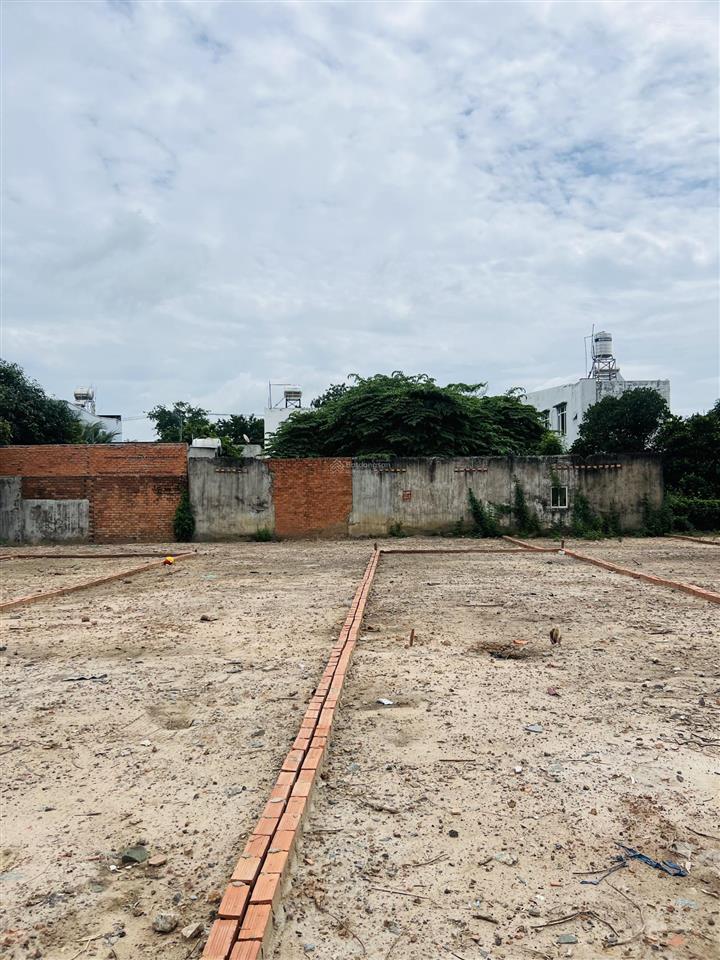 Bán đất hóc môn 90m2, nguyễn thị thử, khu xây cao tầng, ô tô đậu tận cửa. chỉ 2 tỷ 900. shr.