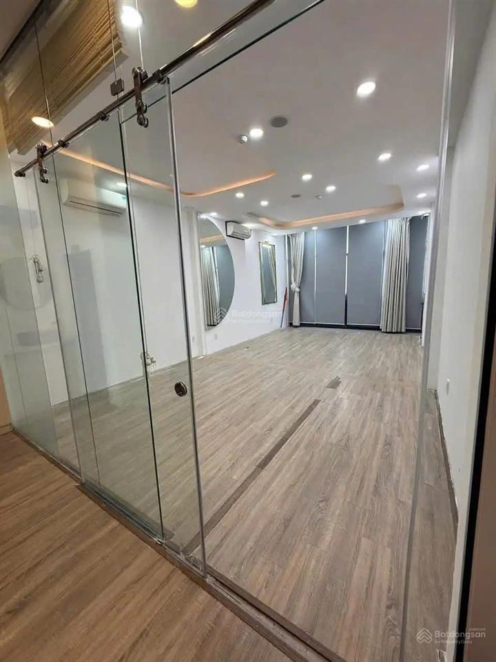 Giá 18 tỷ hđt 65tr/th mặt tiền trần khắc chân, tân định, quận 1  nhà 5 tầng có thang máy cn 49m2