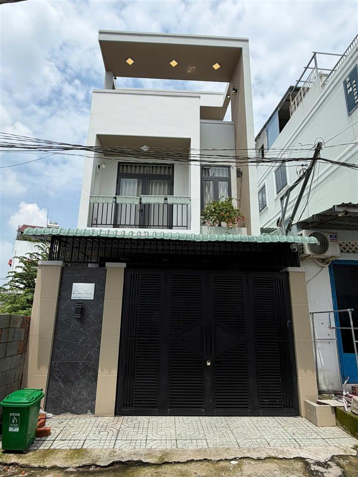 Bán nhà thiết kế hiện đại dọn vào ở ngay, sân đậu xe hơi rộng rãi  gần trạm y tế bình chiểu