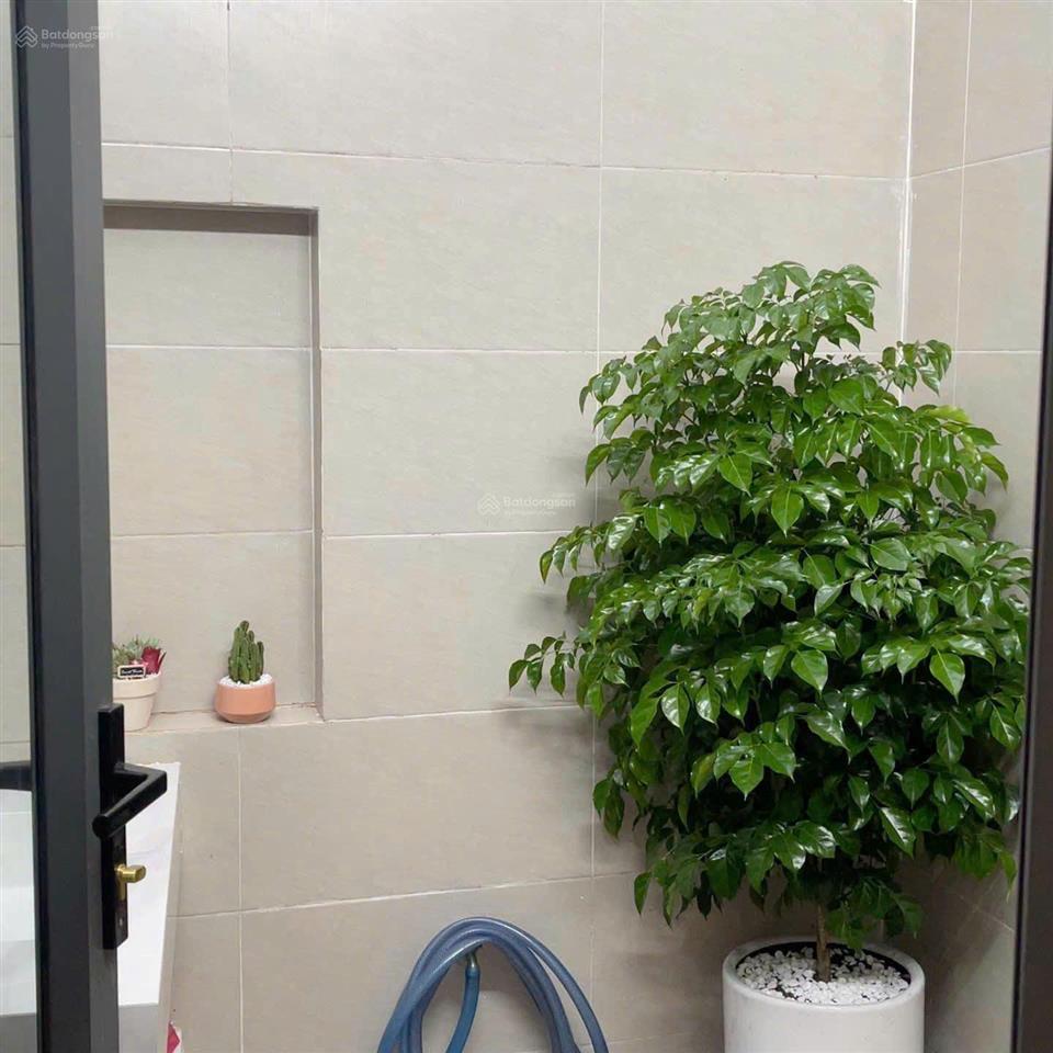 Bán nhà thiết kế hiện đại dọn vào ở ngay, sân đậu xe hơi rộng rãi  gần trạm y tế bình chiểu