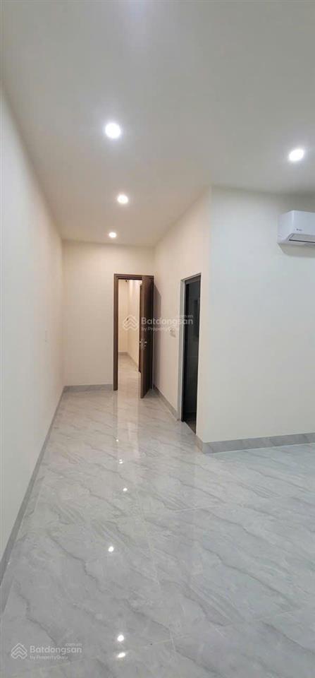Bán nhà thiết kế hiện đại dọn vào ở ngay, sân đậu xe hơi rộng rãi  gần trạm y tế bình chiểu