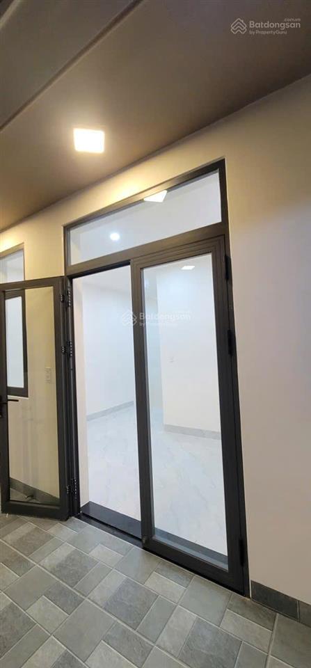 Bán nhà thiết kế hiện đại dọn vào ở ngay, sân đậu xe hơi rộng rãi  gần trạm y tế bình chiểu