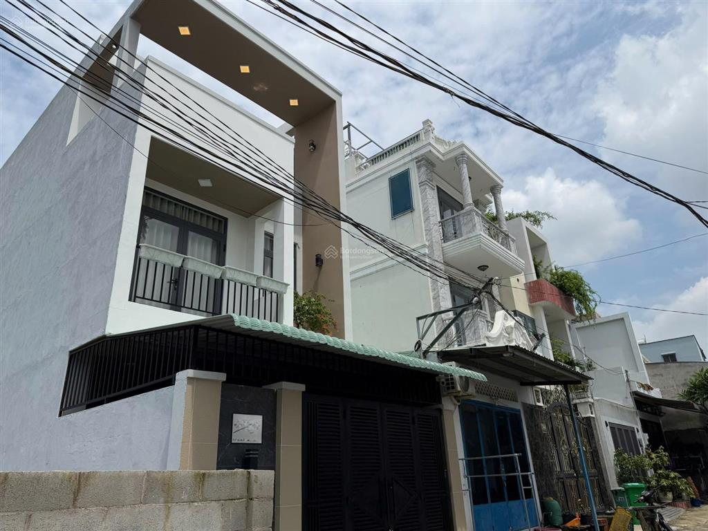 Bán nhà thiết kế hiện đại dọn vào ở ngay, sân đậu xe hơi rộng rãi  gần trạm y tế bình chiểu