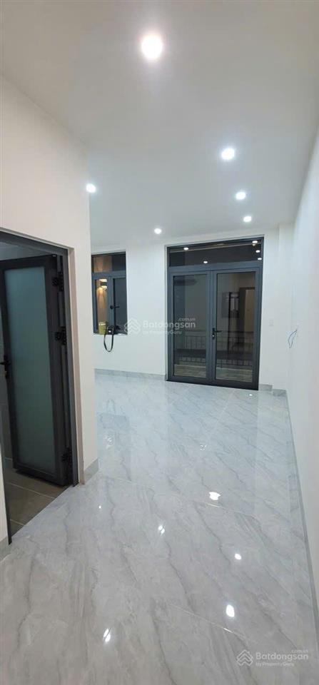 Bán nhà thiết kế hiện đại dọn vào ở ngay, sân đậu xe hơi rộng rãi  gần trạm y tế bình chiểu