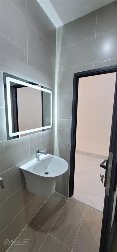 Bán nhà thiết kế hiện đại dọn vào ở ngay, sân đậu xe hơi rộng rãi  gần trạm y tế bình chiểu