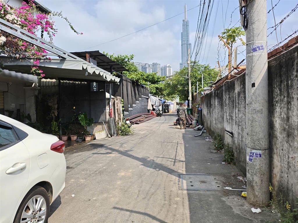 Bán khuôn đất  vị trí cực đẹp  ngay sát trần não q2  8,4x18m  giá 26 tỷ