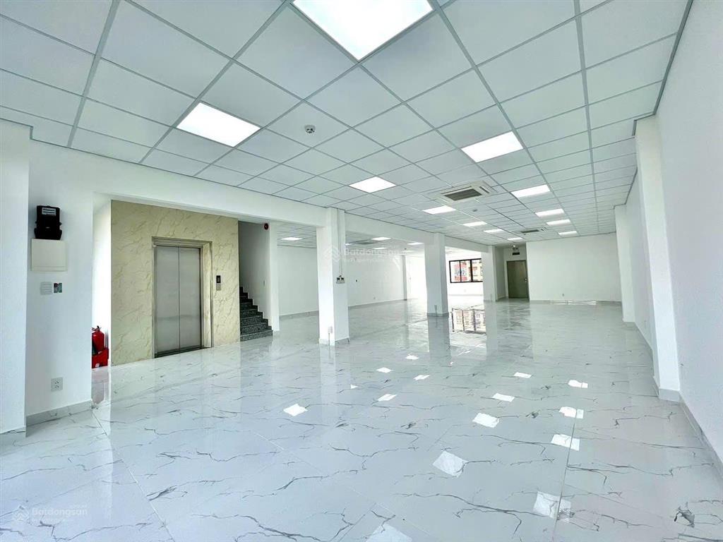Office đường võ văn tần, sát hồ con rùa, quận 3. diện tích 8x25m, giá 32 triệu/tháng