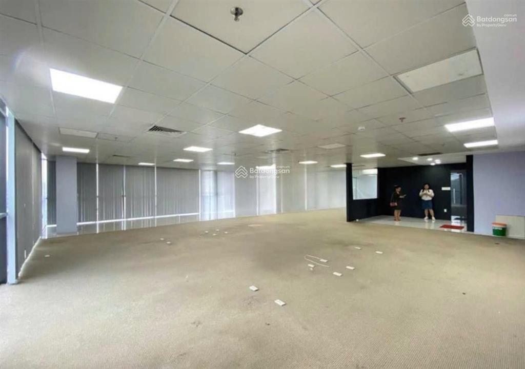Office đường võ văn tần, sát hồ con rùa, quận 3. diện tích 8x25m, giá 32 triệu/tháng