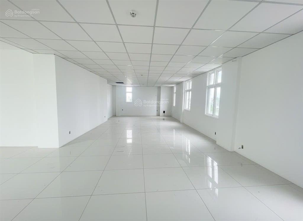 Cao ốc vp hoàng diệu, phú nhuận kết nối nhanh q1, sân bay, giá hot chỉ 32 triệu/th/120m².  ngay