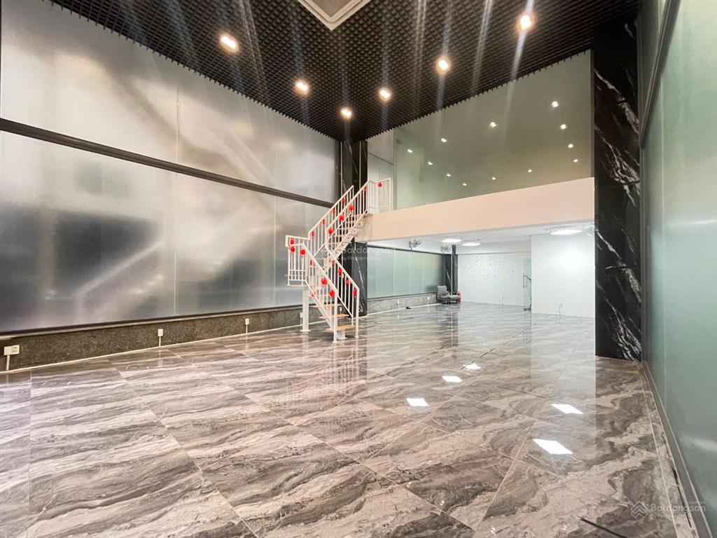 Vp đẹp nguyễn đình chiểu, dt 130m2 giá 39tr. hiếm có 1 sàn. tell 0919 167 ***