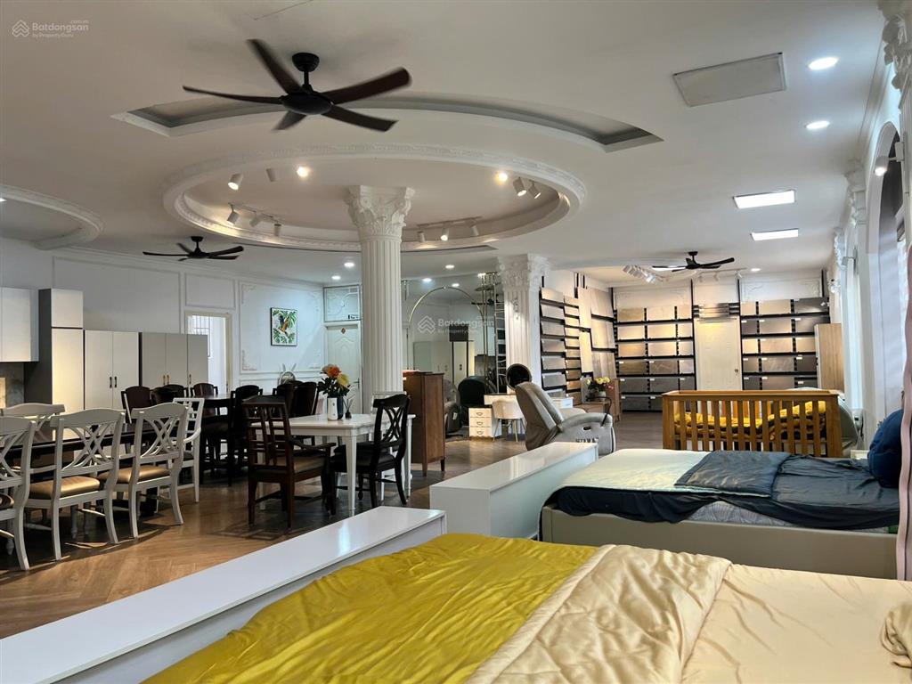 Văn phòng đẹp nguyễn thị minh khai, q1, trần cao 3m5. dt 20x20m, giá 45tr sẵn nội thất