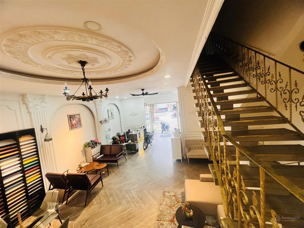 Văn phòng đẹp nguyễn thị minh khai, q1, trần cao 3m5. dt 20x20m, giá 45tr sẵn nội thất