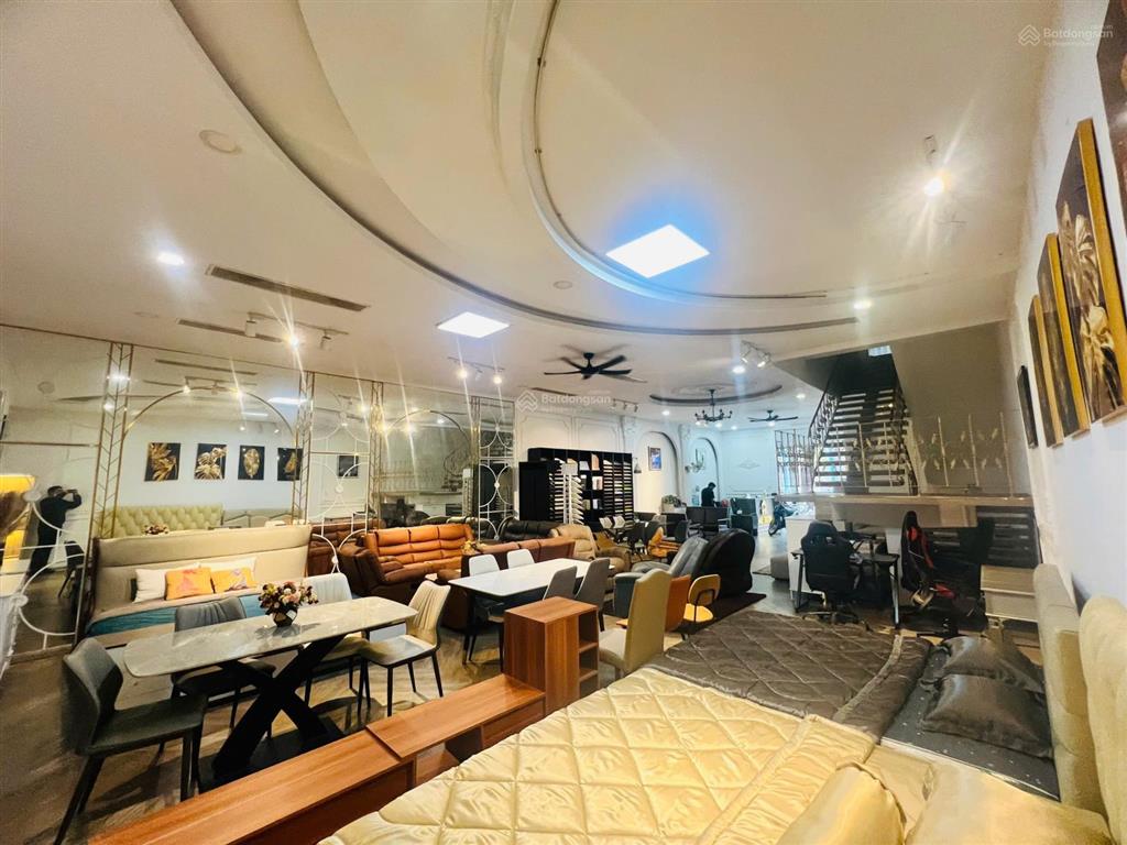Văn phòng đẹp nguyễn thị minh khai, q1, trần cao 3m5. dt 20x20m, giá 45tr sẵn nội thất