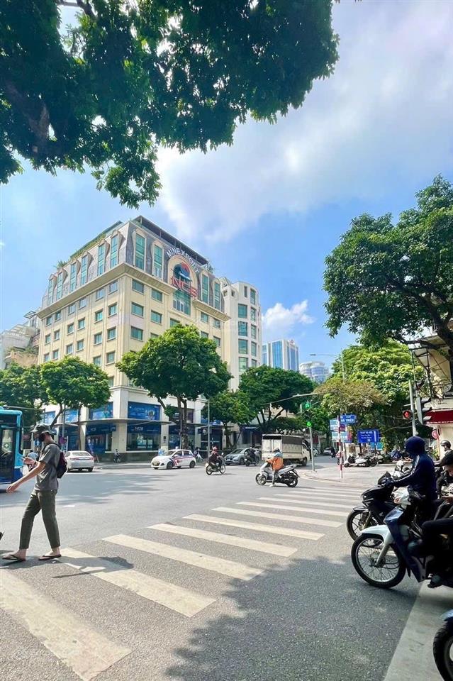 Bán nhà mặt phố tại hoàn kiếm, dt 690m 11t, pk hơn 500 tỷ, lô góc kinh doanh phục vụ giới tinh hoa