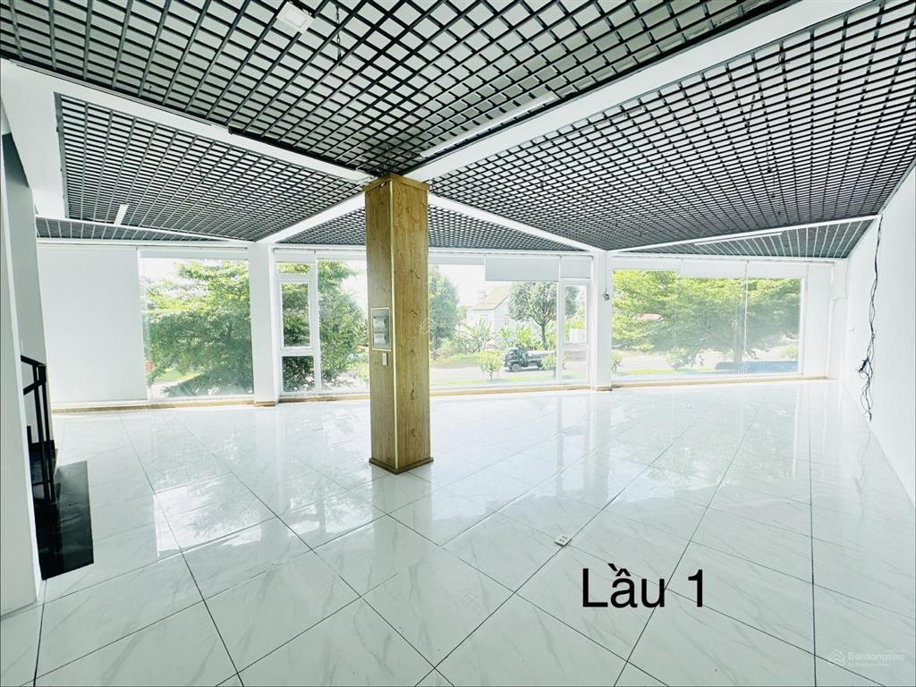 Cho thuê nhà phố 3 tầng vành đai 10 tháng 3 , phường buôn ma thuật ( cách siêu thị go 1,7km)