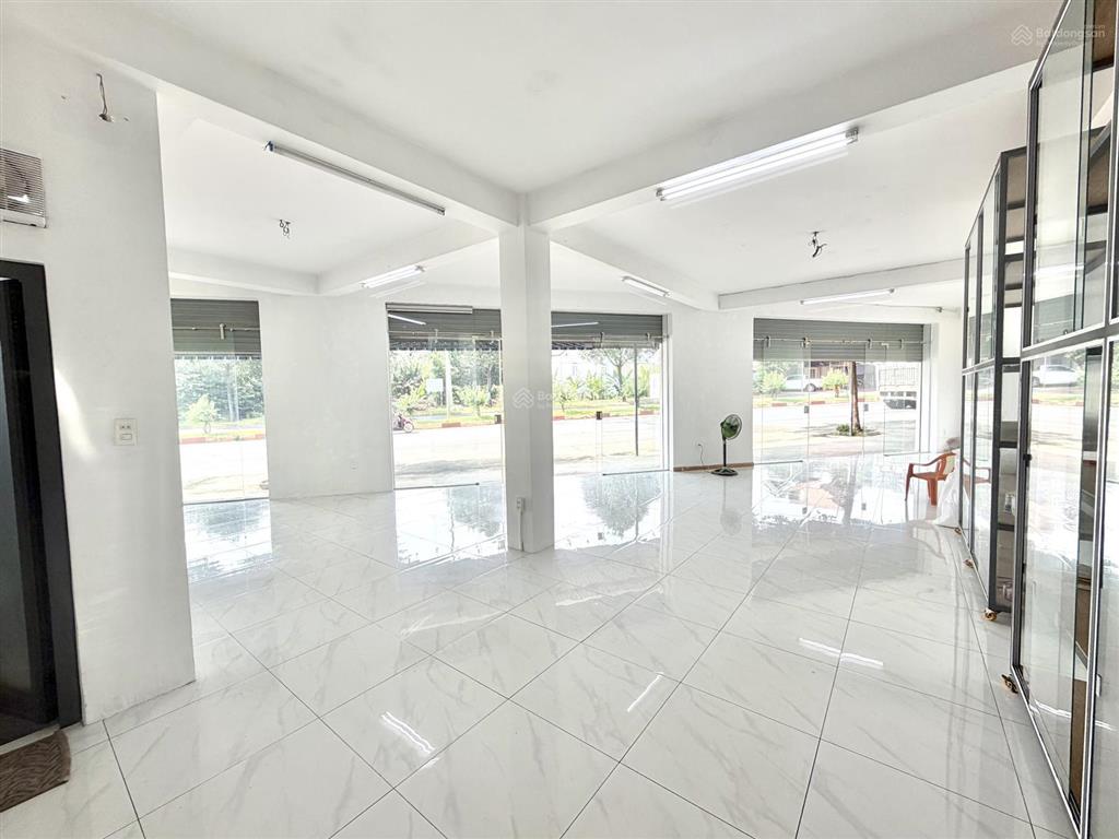 Cho thuê nhà phố 3 tầng vành đai 10 tháng 3 , phường buôn ma thuật ( cách siêu thị go 1,7km)