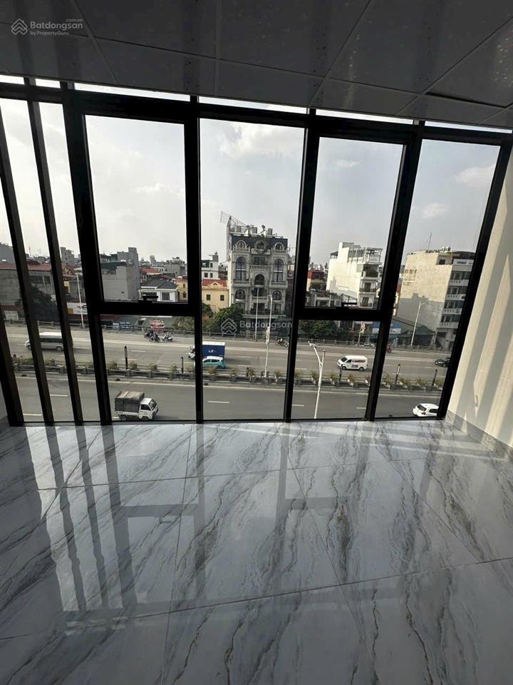 Nhà đẹp mới xây thang máy vù vù mặt tiền rộng vỉa hè thoáng