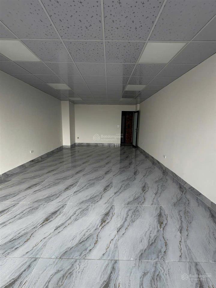 Nhà đẹp mới xây thang máy vù vù mặt tiền rộng vỉa hè thoáng