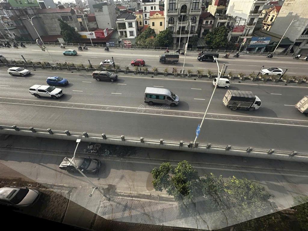 Nhà đẹp mới xây thang máy vù vù mặt tiền rộng vỉa hè thoáng