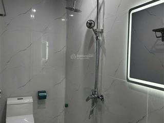 Nhà đẹp mới xây thang máy vù vù mặt tiền rộng vỉa hè thoáng