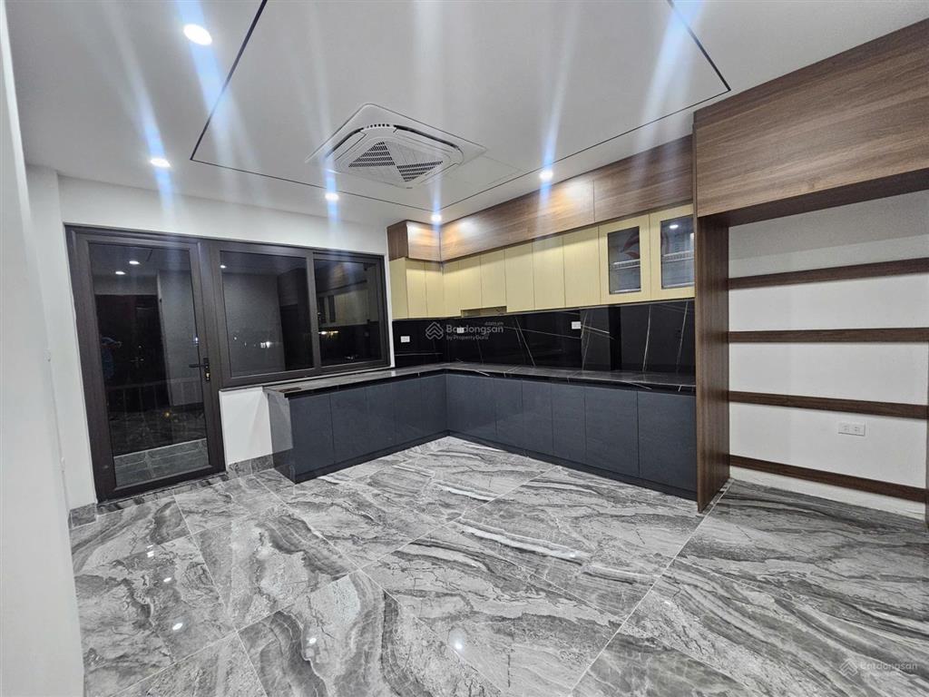 Nhà mới kinh koong  bát khối long biên  thang máy chạy vù vù  mặt đường ô tô tránh nhau