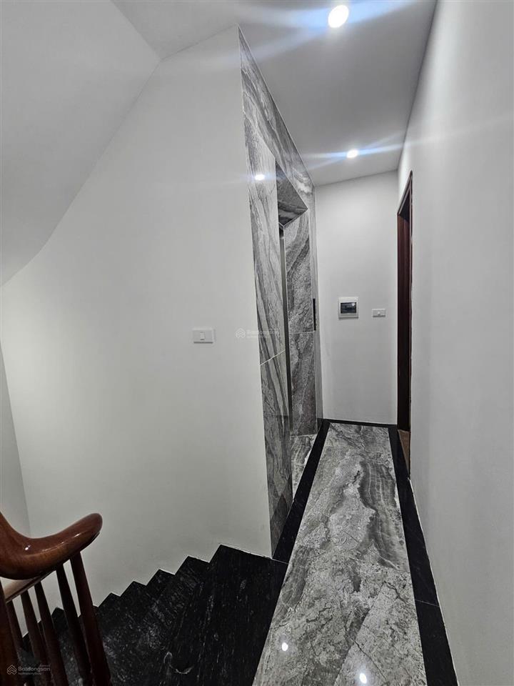 Nhà mới kinh koong  bát khối long biên  thang máy chạy vù vù  mặt đường ô tô tránh nhau