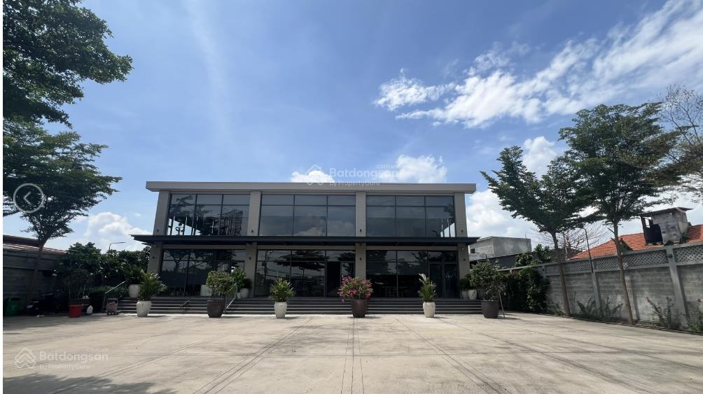Cho thuê gấp  mặt tiền 882 quốc lộ 13 ~ 2.000m2 đất , có sẵn nhà 930m2 sàn. giá chỉ 200 triệu tl