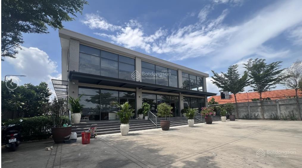 Cho thuê gấp  mặt tiền 882 quốc lộ 13 ~ 2.000m2 đất , có sẵn nhà 930m2 sàn. giá chỉ 200 triệu tl