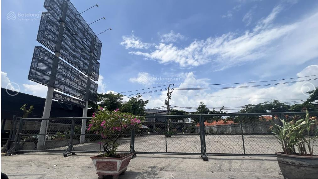 Cho thuê gấp  mặt tiền 882 quốc lộ 13 ~ 2.000m2 đất , có sẵn nhà 930m2 sàn. giá chỉ 200 triệu tl