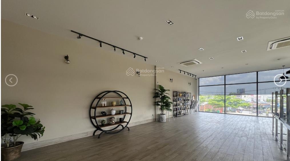 Cho thuê gấp  mặt tiền 882 quốc lộ 13 ~ 2.000m2 đất , có sẵn nhà 930m2 sàn. giá chỉ 200 triệu tl
