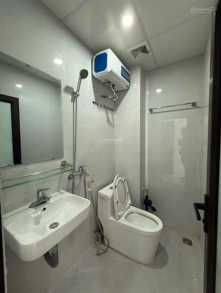 Nhà 5 tầng, ô tô tránh, 4 mặt thoáng, xẻ khe, view dự án vin greenbay 2. giá 15 tỷ