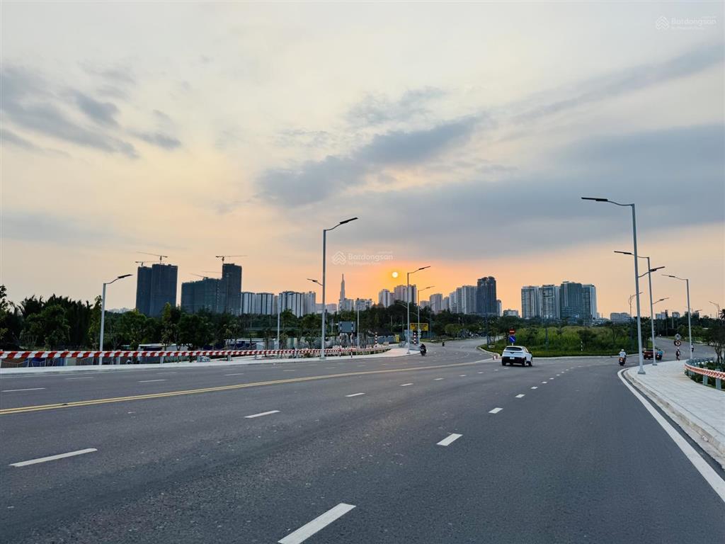 Bán nhà biệt thự khu vip nam long,hàng xóm global,căn góc nở hậu vuông a4 quận9!!