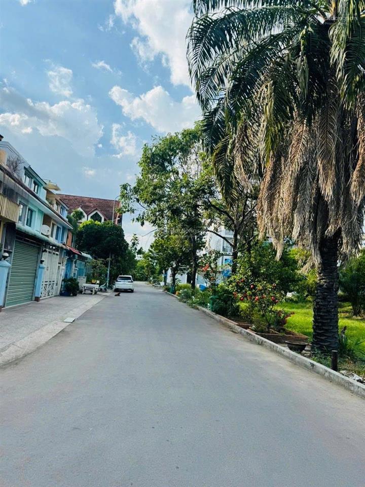 Bán nhà biệt thự khu vip nam long,hàng xóm global,căn góc nở hậu vuông a4 quận9!!