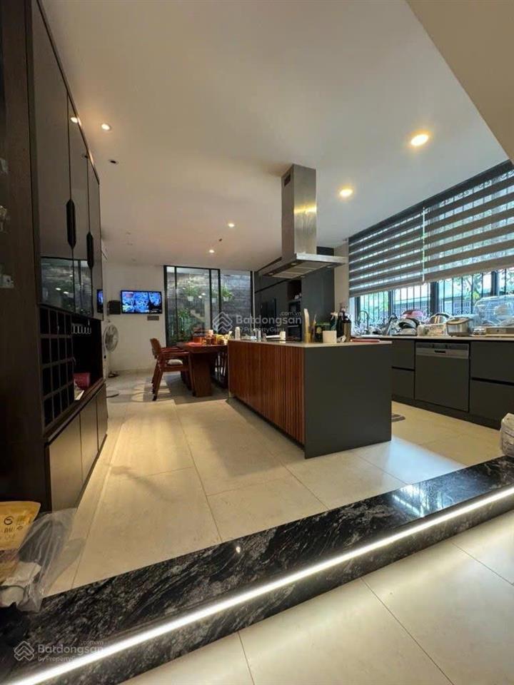 Bán nhà biệt thự khu vip nam long,hàng xóm global,căn góc nở hậu vuông a4 quận9!!