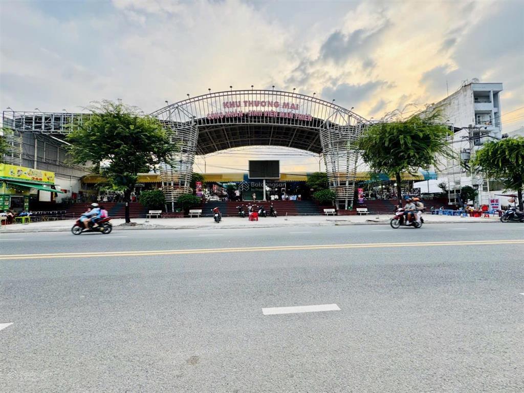 Bán nhà 3 tầng man thiện, kế đại học hutech, sát trục lê văn việt, hẻm ô tô!!