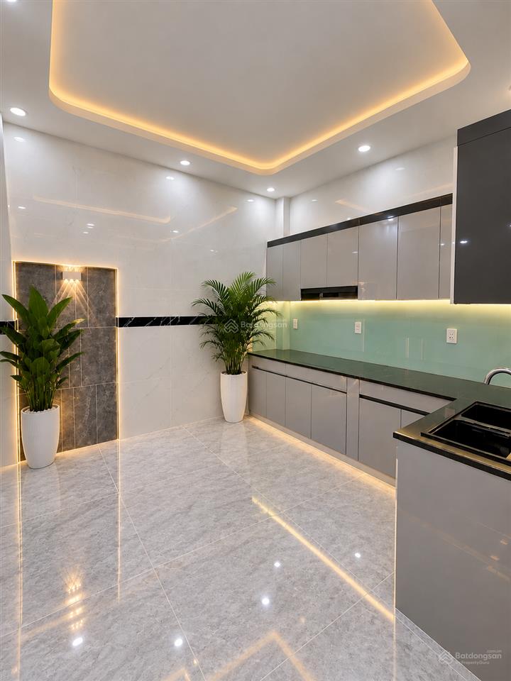 Bán nhà mới 3 tầng4pnô tô đỗ cửa hồ bá phấn, sát ga metro phước long, vip!!