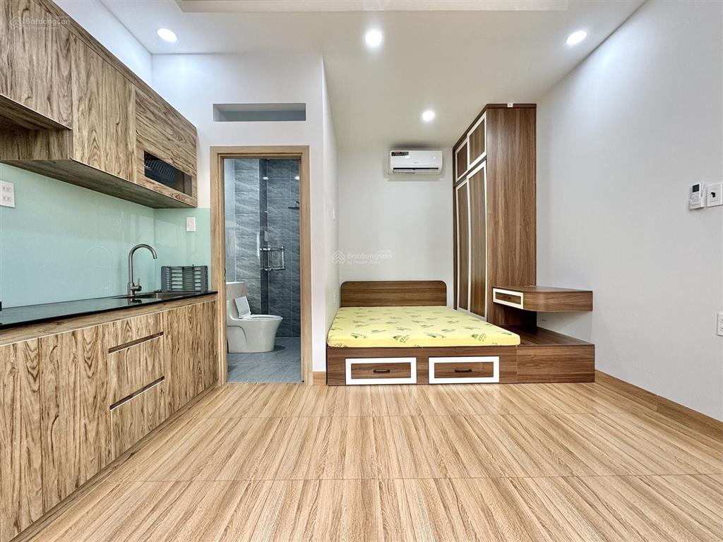 Studio cửa sổ trời siêu thoáng  giặt riêng, bếp từ  tòa thang máy  full nội thất mới 100%