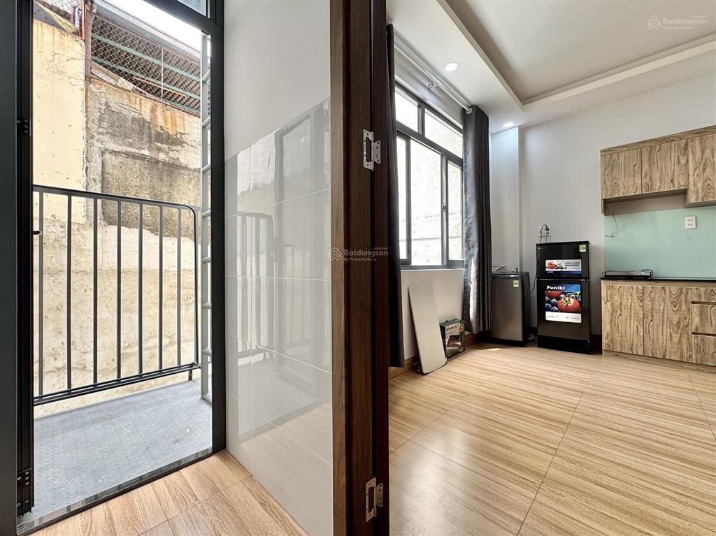 Studio cửa sổ trời siêu thoáng  giặt riêng, bếp từ  tòa thang máy  full nội thất mới 100%