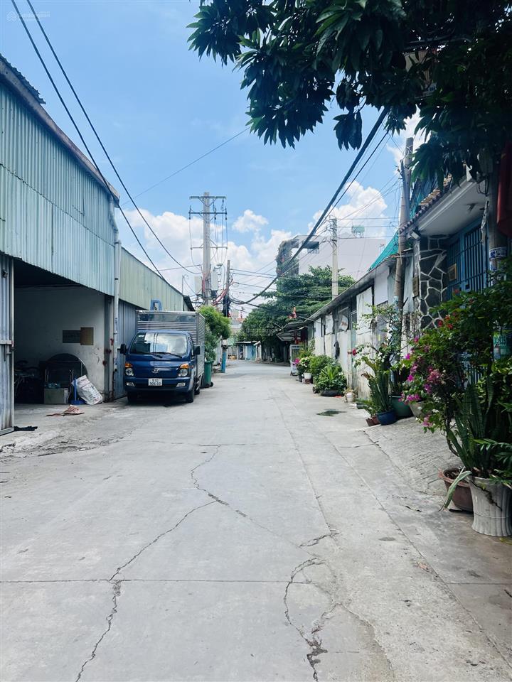 Một trong số ít đường 42 cạnh lê văn thịnh, gần nguyễn duy trinh, kết cấu 4 tầng giá khan hiếm.