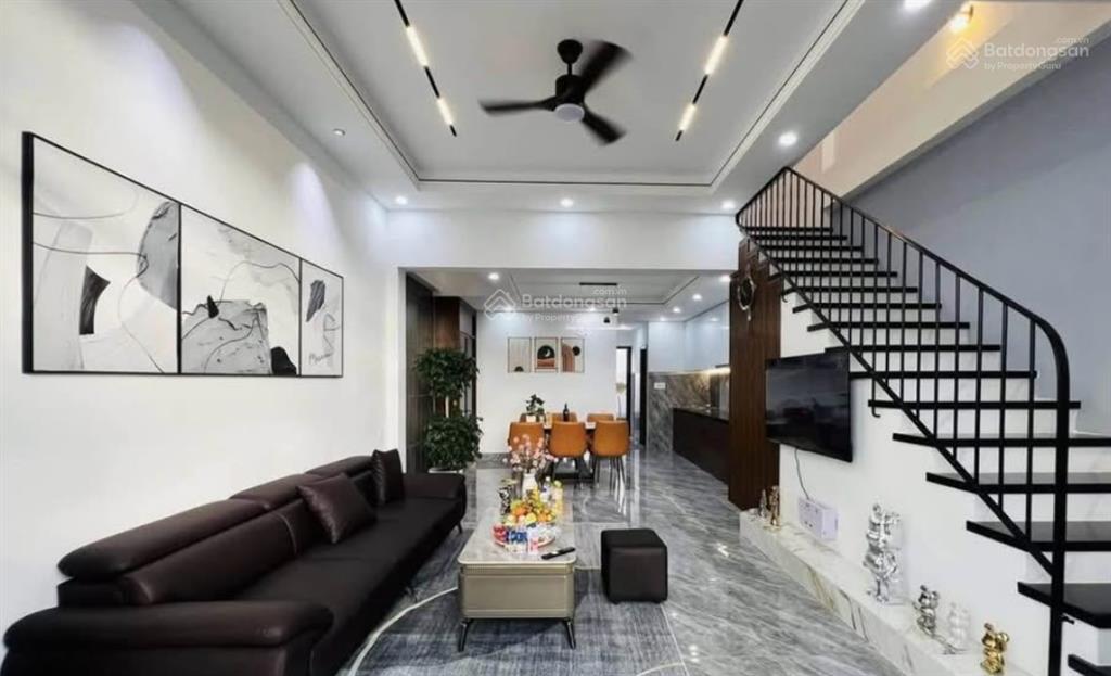 Ngộp ngân hàng, bán nhà tổng 120m2, giá hơn 2tỷ2 gần chợ