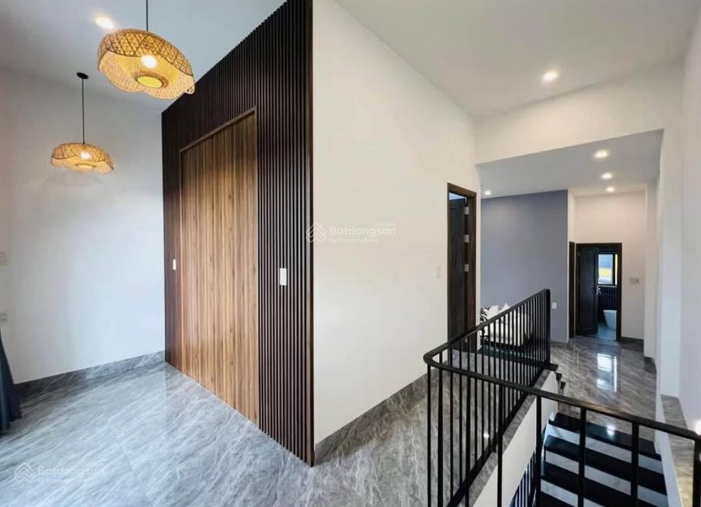 Ngộp ngân hàng, bán nhà tổng 120m2, giá hơn 2tỷ2 gần chợ