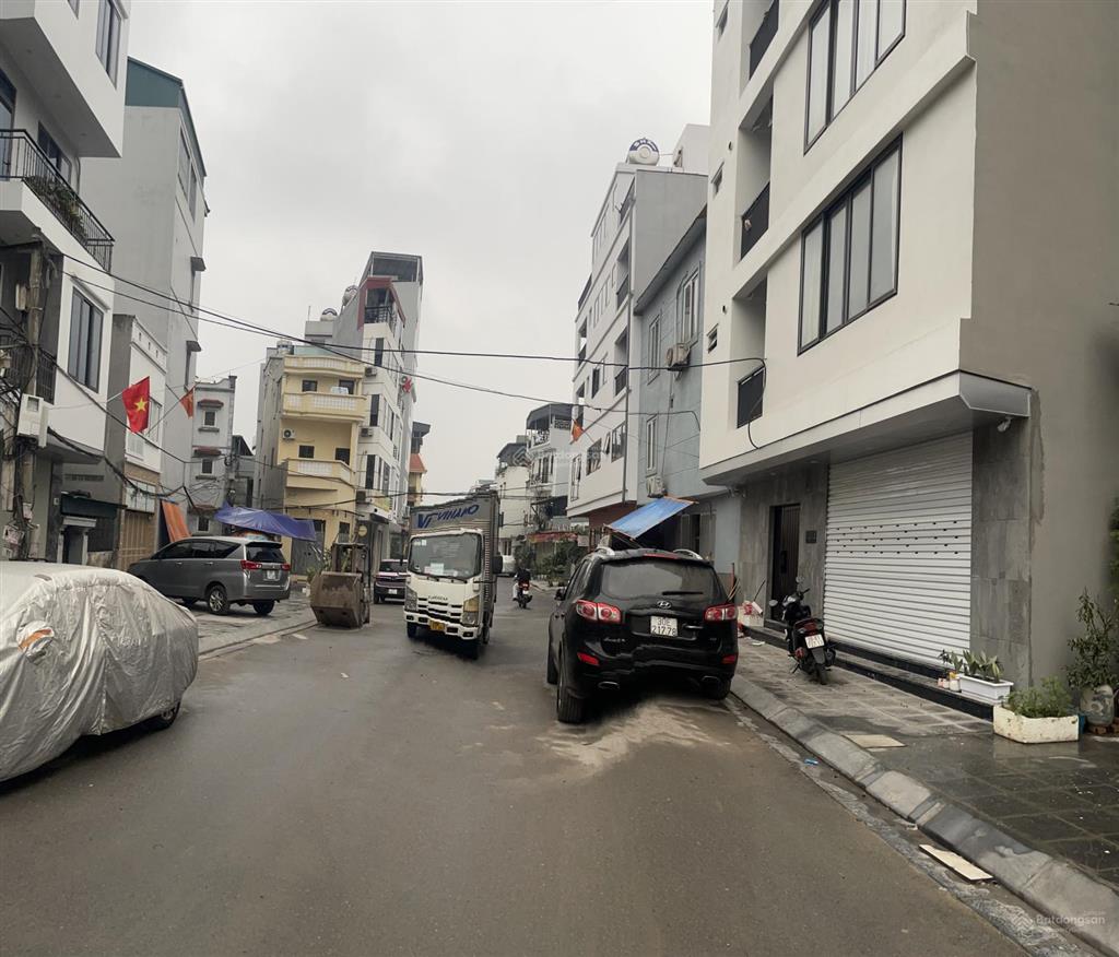 Em gái mong muốm chuyển nhượng căn nhà 4 tầng cũ tại thượng thanh. để sang nước ngoài sống với con