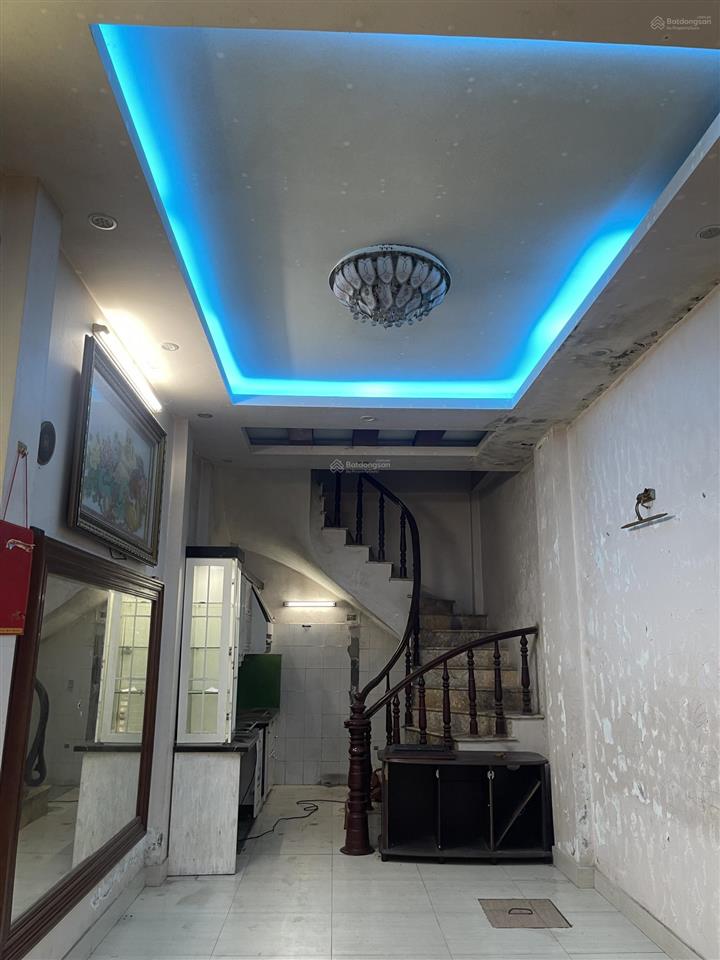 Em gái mong muốm chuyển nhượng căn nhà 4 tầng cũ tại thượng thanh. để sang nước ngoài sống với con