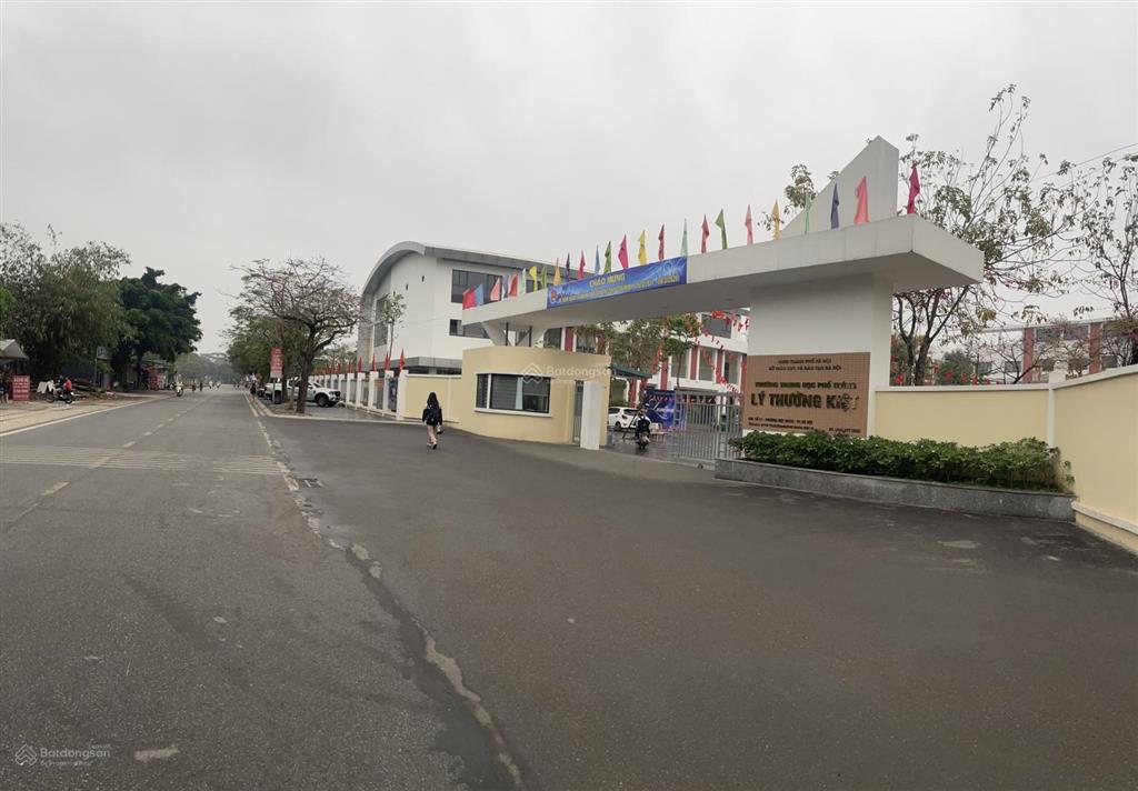 Em gái mong muốm chuyển nhượng căn nhà 4 tầng cũ tại thượng thanh. để sang nước ngoài sống với con