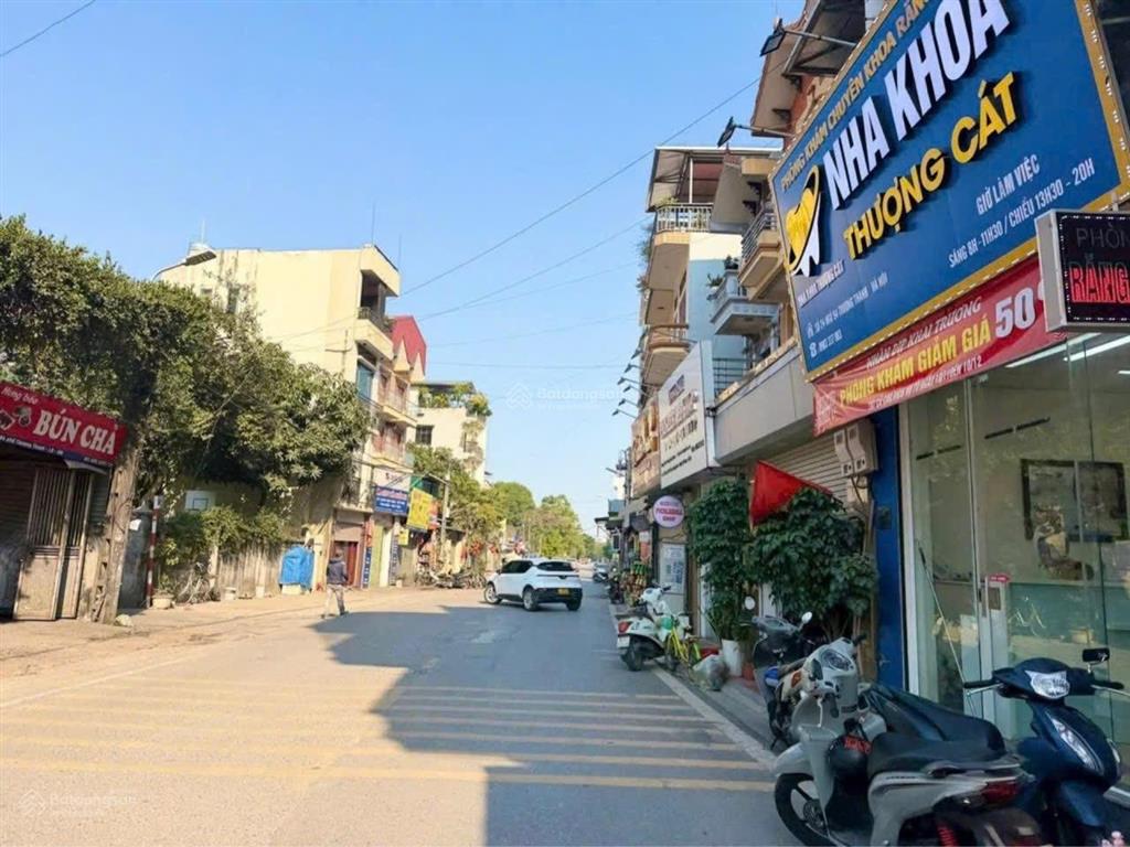 Chính chủ gửi bán mảnh đất tặng ngay căn nhà 3tầng cũ lô góc.ngõ oto chạy qua.
dt