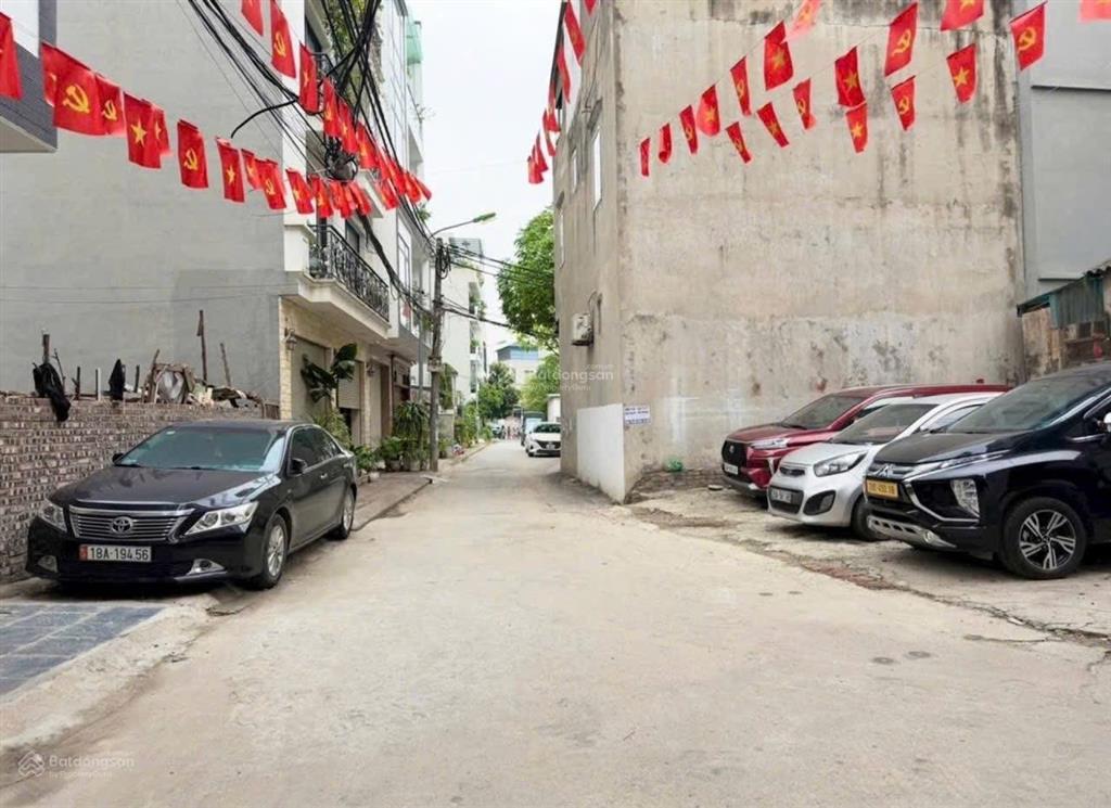 Chính chủ gửi bán mảnh đất tặng ngay căn nhà 3tầng cũ lô góc.ngõ oto chạy qua.
dt